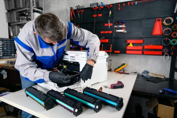 Man repairing printers ogqeugmjyg3ptlm7xwzgqwiz4xa1esemct4pnugmio